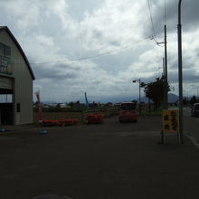 道沿いにたまねぎ直売所がたくさんあります