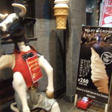 店頭の牛くんが目印