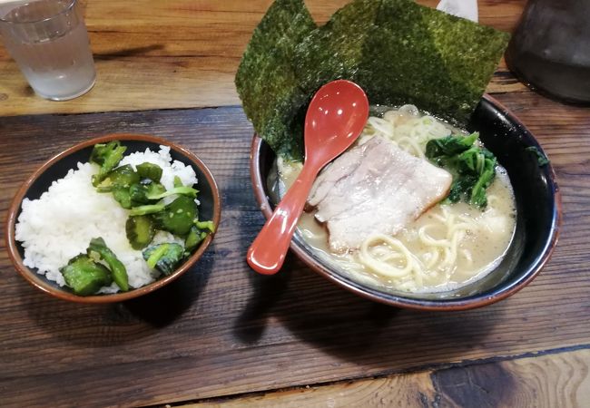 ラーメン+ライス+餃子を注文しました。 