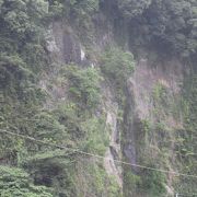 竹田駅の背景にある滝