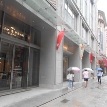 手前が新館で、奥が百貨店本館だが、新館は入りにくい。