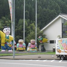 桃太郎の人形たち