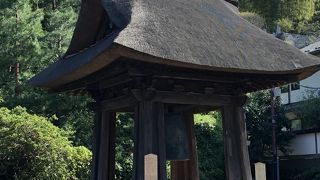 茅葺き屋根の鐘楼