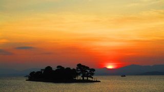 天気が良い日は青くキラキラ輝いているキレイな湖!　夕日鑑賞スポットとしても有名!