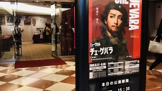 シアタードラマシティはコンパクトで後方席でも観やすい