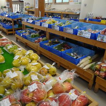 りんごや桃、ぶどうなどが並ぶ店内