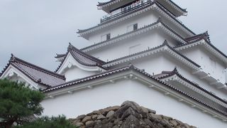 美しい赤瓦の天守閣