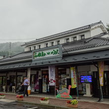 ふれあいハウスに売店や食堂があります