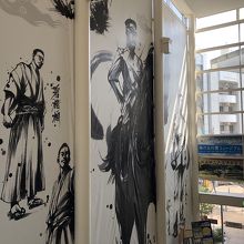 駅建物の墨絵が素敵