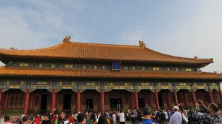 見事な建物　黄色い屋根瓦