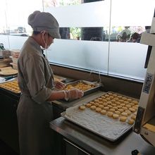 店内ベーカリーでスコーンも作る