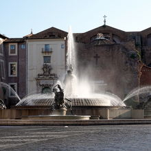 ナイアディの泉(Fontana delle Naiadi) 