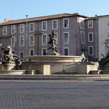 ナイアディの泉（早朝の噴水休止中）