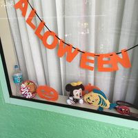 窓にハロウィンの飾りをしてみました