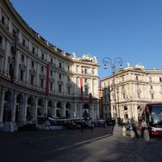 テルミニ駅北端部近くの中央に噴水のあるロータリー交差点広場