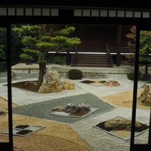 現代的な渋さがある涅槃の庭