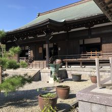 方丈…この裏手に庭園がある