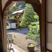 方丈の窓越しに唐門を見る…唐門の内側