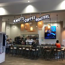 クイーンカピオラニホテルを入ってすぐの右手にある。