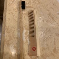 歯ブラシとクシは、木製です。