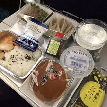 マレーシア航空 行き 機内食 和食はお蕎麦にどら焼き