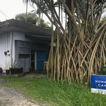 店の前に数台の駐車スペースはあります