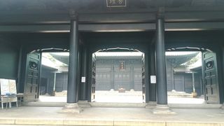 黒が基調の色となっています