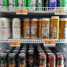 冷えた缶ビール（1.5～2ユーロほど）近隣ではレア！