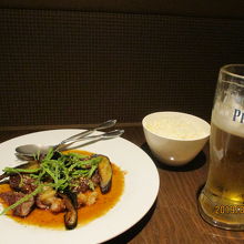 注文したステーキと生ビール