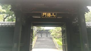 長い階段の一番下にありました