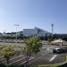 駅からは駐車場の向こうにあるため迂回して行く必要あり