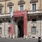 ナヴォーナ広場南端部に立地するローマ市立系の博物館