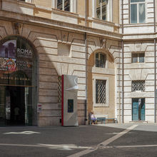 ローマ博物館入場前の中庭