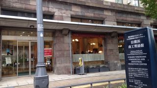 建物の角が曲面なのが美しい