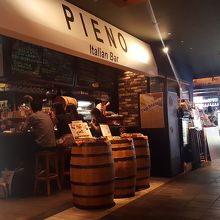 外観・内装は酒樽など無造作に置いてあって悪くない。