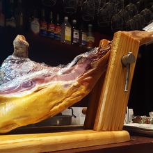 内装の装飾品みたいな生ハム。カットする所は見られなかった。
