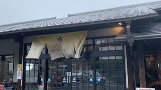 空港近くで店内も広々