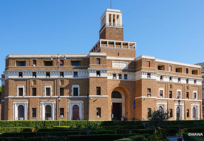 むき出し素焼レンガ積み建築