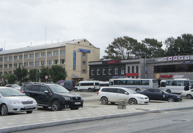 コルサコフ行きバス乗り場、ユジノサハリンスク駅に背を向けて右側の建物