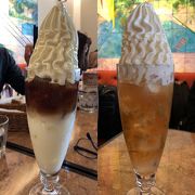 プレミアムソフトクリームがトッピングされたフロートを「カフェ・ラ・ミル 新宿モア4番街店」