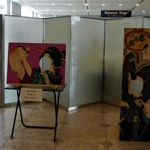 ロビー　売店があります。