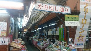 短い露店のようなお店の前を通り過ぎると更なるカオスが待っています