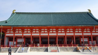 大極殿は非常に大きく、一般的な神社・神宮とは雰囲気・趣が異なります。神社ではないようです