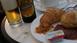 朝はあたたかい食べ物はありません。