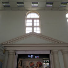 高い天井にも窓が並ぶ美しい姿です