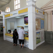 左手には観光案内所、日本語のパンフレットもありました