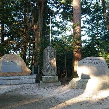 愛宕神社に色々な石碑が建ってます。