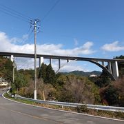 バイパスの高く長いコンクリートアーチ橋