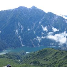 針ノ木岳に黒部湖