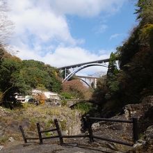 ３つのアーチ橋。一番手前が神橋。